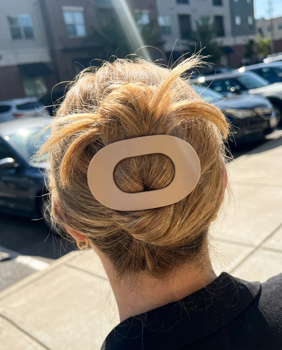 Nuvé Ovale — Pince Plate Élégante · le chignon qu'on oublie