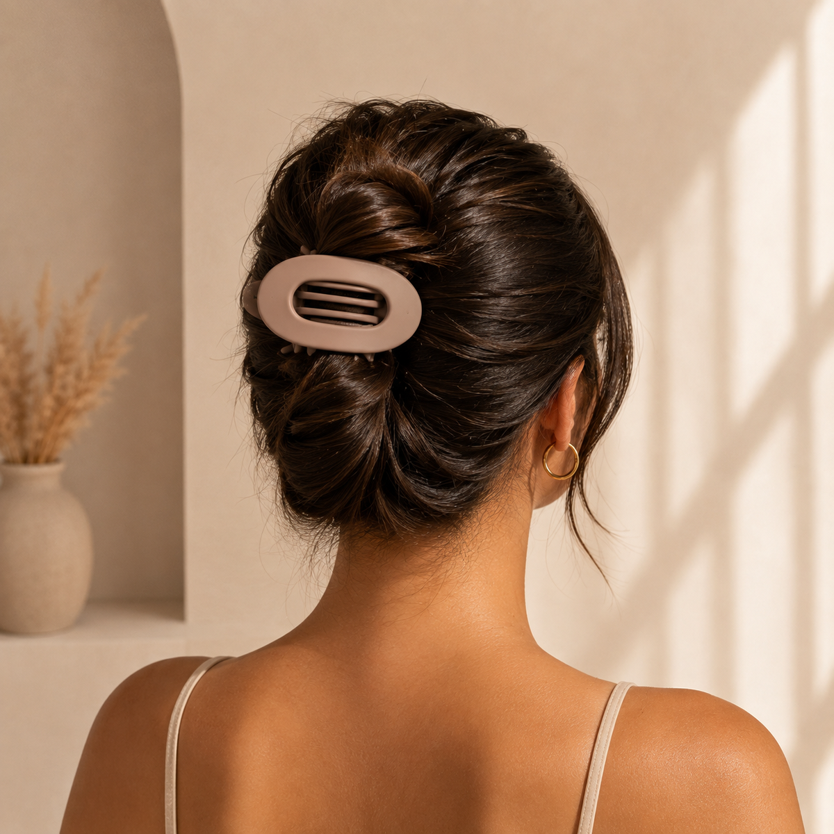 Nuvé Ovale — Pince Plate Élégante · le chignon qu'on oublie